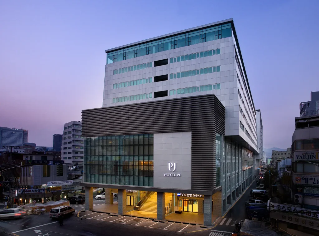 호텔 피제이 명동 건물 외관
