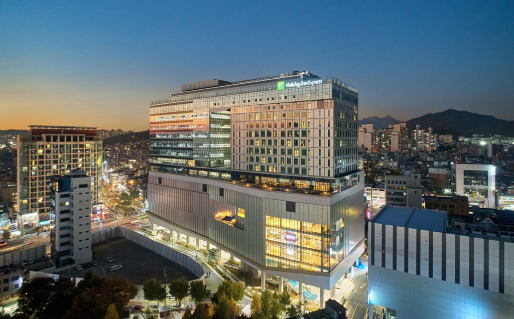 홀리데이 인 익스프레스 서울 홍대 외관 야경