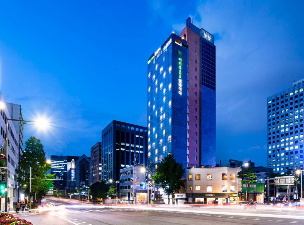 이비스 스타일 앰배서더 서울 명동 외관 야경